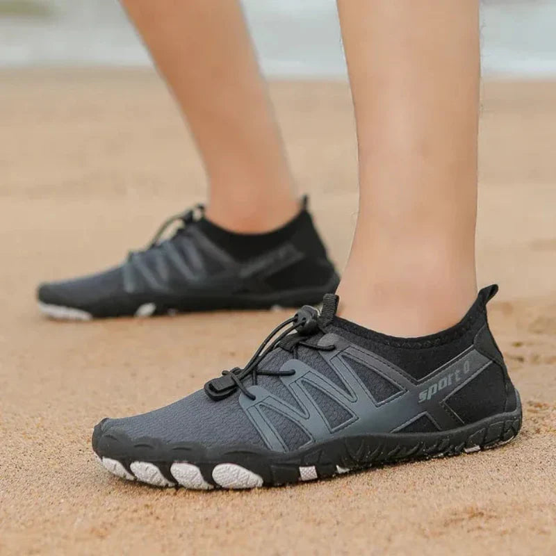 Chaussures aquatiques unisexes antidérapantes, essentielles pour la sécurité en sports nautiques, plage et sentiers humides.