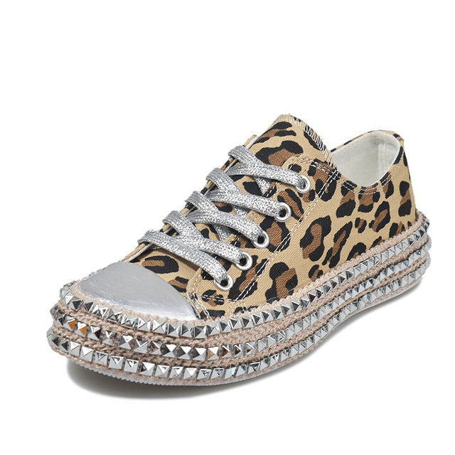 Chaussures basses orthopédiques élégantes pour femmes, confortables pour la marche et le bien-être au quotidien.