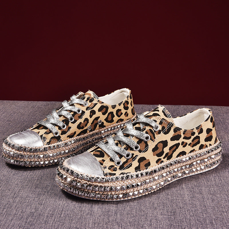 Chaussures décontractées léopard pour femmes, élégantes et confortables avec soutien orthopédique pour une bonne posture.