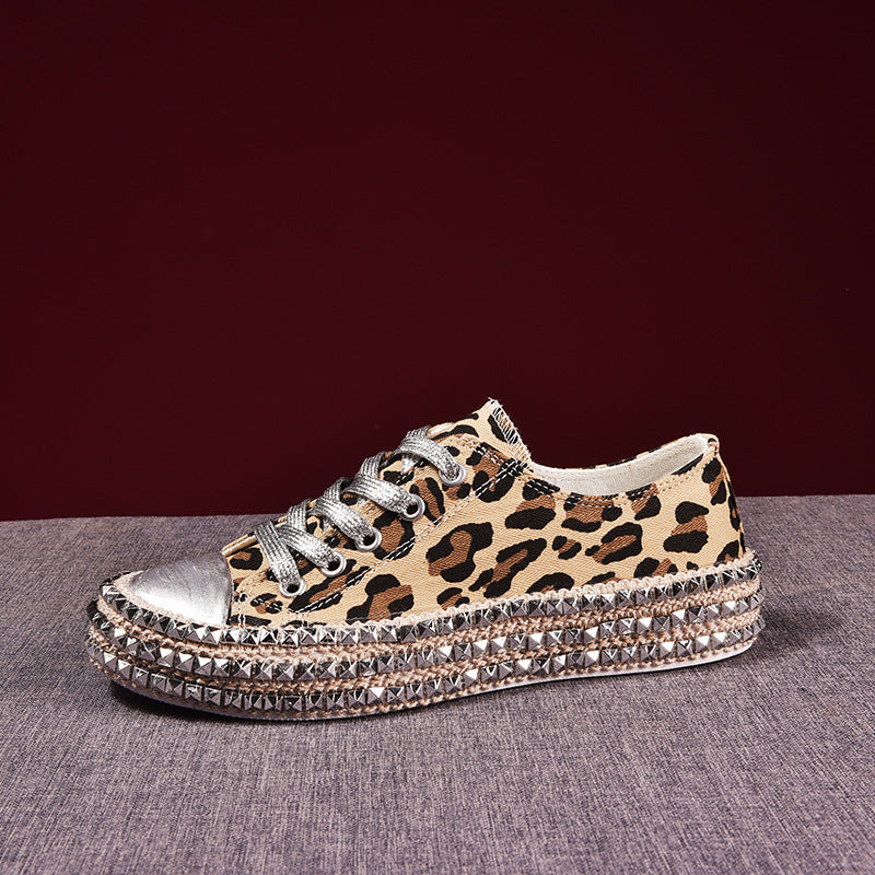 Chaussures noires orthopédiques élégantes pour femmes, antidérapantes, idéales pour la marche et le confort durable.