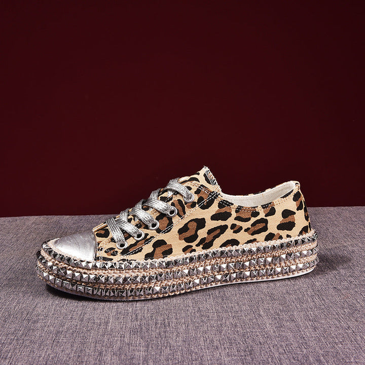 Chaussures noires orthopédiques élégantes pour femmes, antidérapantes, idéales pour la marche et le confort durable.