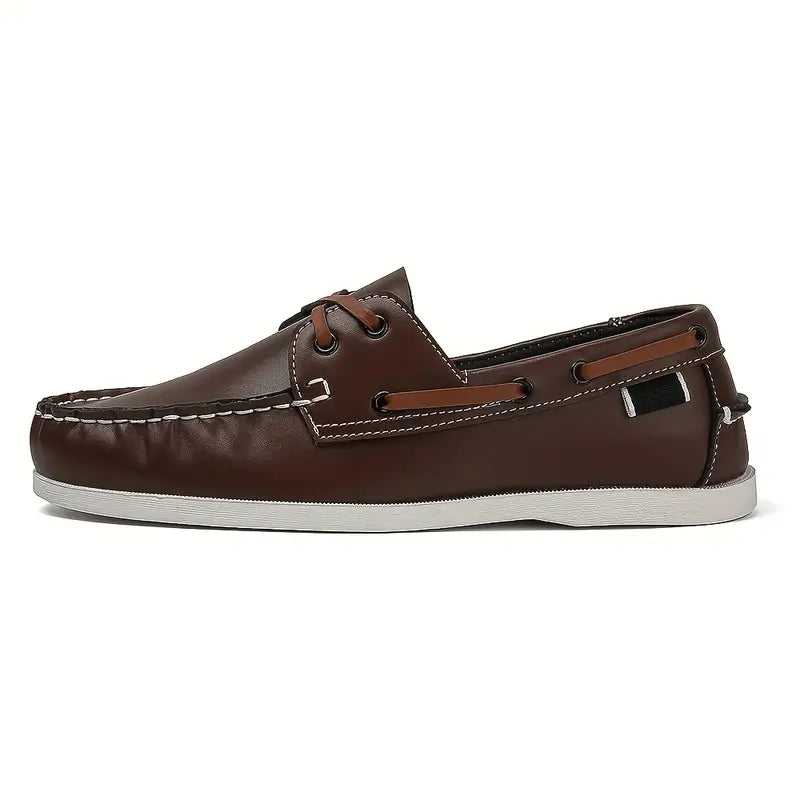 "Chaussures bateau rétro homme en cuir brun clair avec semelle moelleuse, design classique pour confort et élégance."