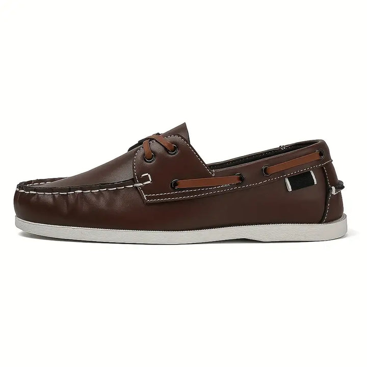 "Chaussures bateau rétro homme en cuir brun clair avec semelle moelleuse, design classique pour confort et élégance."