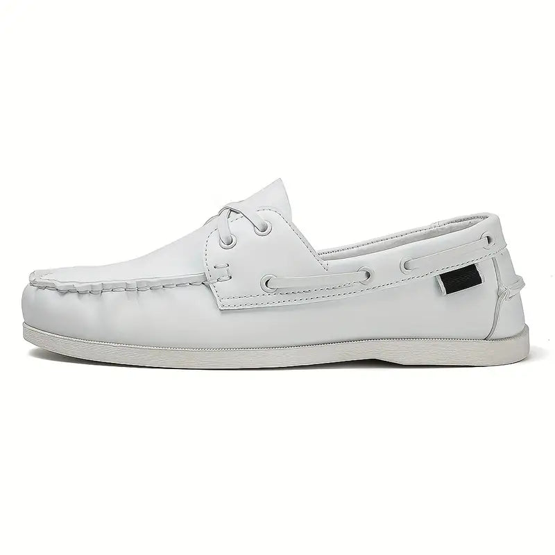 "Chaussures bateau rétro homme en cuir brun clair avec semelle moelleuse, design classique pour confort et élégance."
