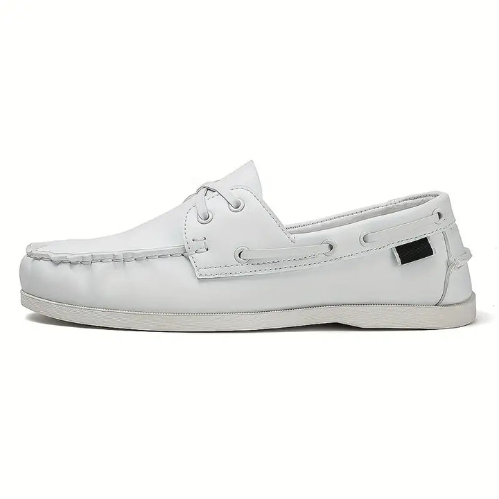 "Chaussures bateau rétro homme en cuir brun clair avec semelle moelleuse, design classique pour confort et élégance."