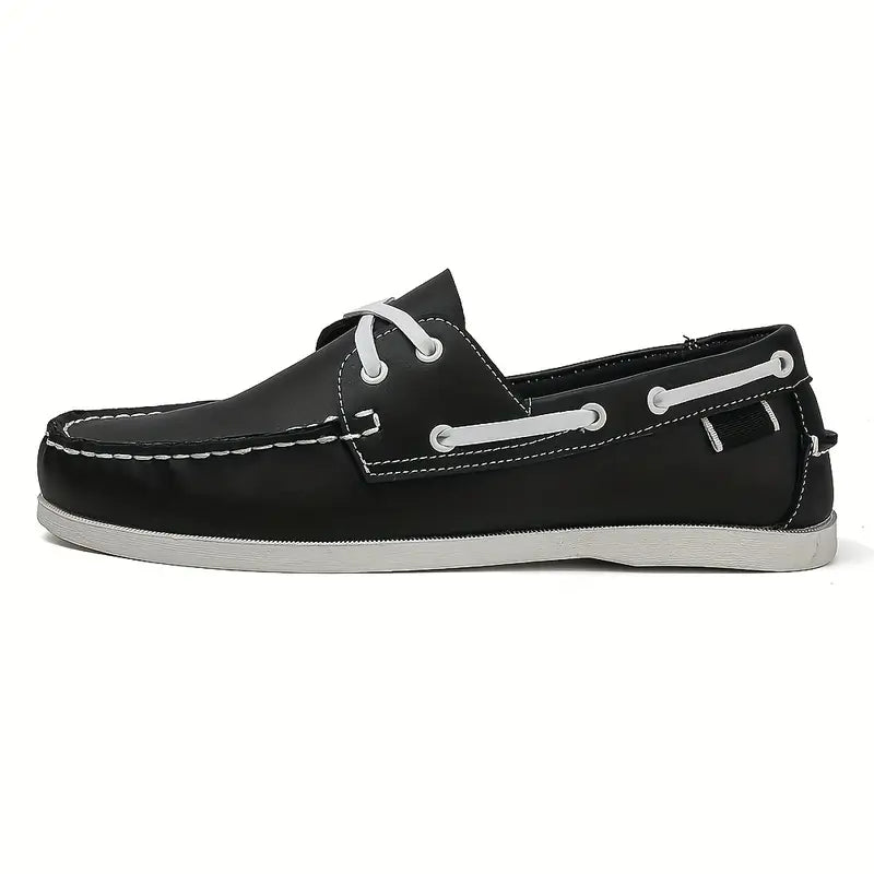 "Chaussures bateau rétro homme en cuir brun clair avec semelle moelleuse, design classique pour confort et élégance."
