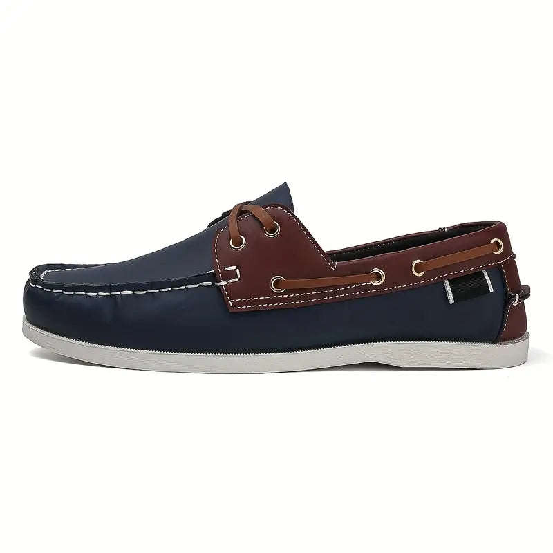 "Chaussures bateau rétro homme en cuir brun clair avec semelle moelleuse, design classique pour confort et élégance."
