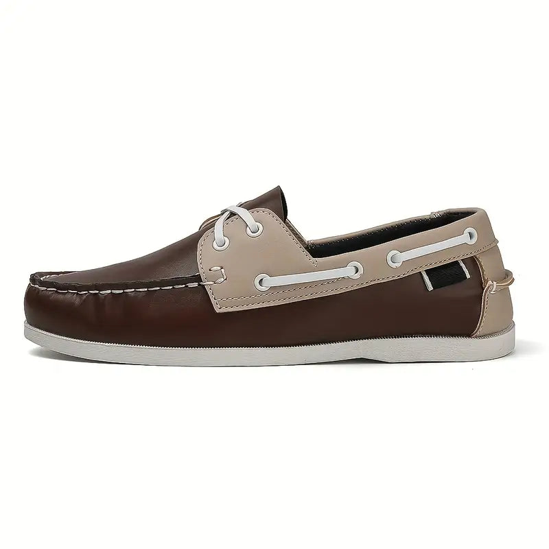 "Chaussures bateau rétro homme en cuir brun clair avec semelle moelleuse, design classique pour confort et élégance."