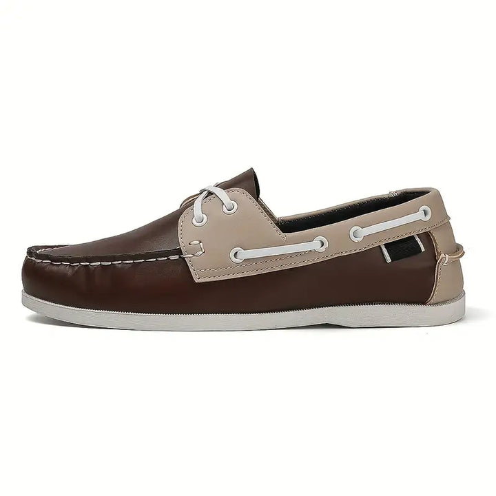 "Chaussures bateau rétro homme en cuir brun clair avec semelle moelleuse, design classique pour confort et élégance."