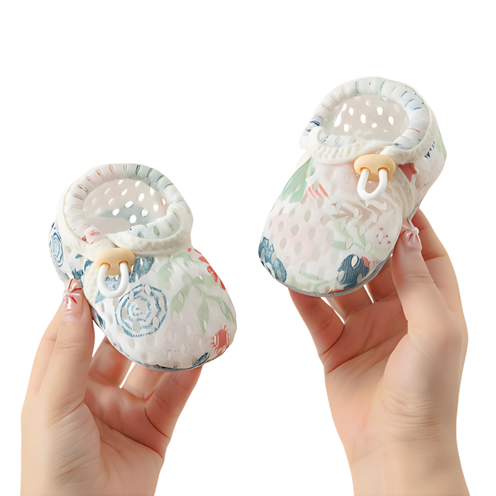 "Chaussures bébé légères en maille respirante avec semelle antidérapante, design pois bleus, confort et liberté de mouvement.