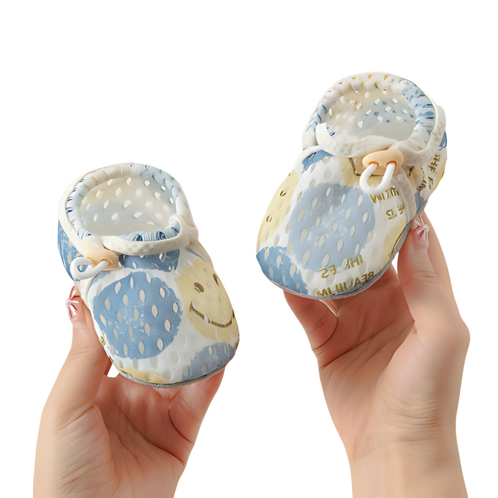 "Chaussures bébé légères en maille respirante avec semelle antidérapante, design pois bleus, confort et liberté de mouvement.