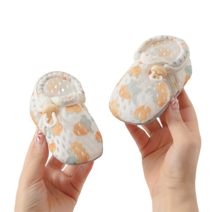 "Chaussures bébé légères en maille respirante avec semelle antidérapante, design pois bleus, confort et liberté de mouvement.