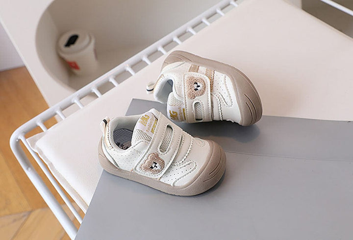 Chaussures bébé souples et ergonomiques, pointures 16-25. Design tendance, confort optimal.