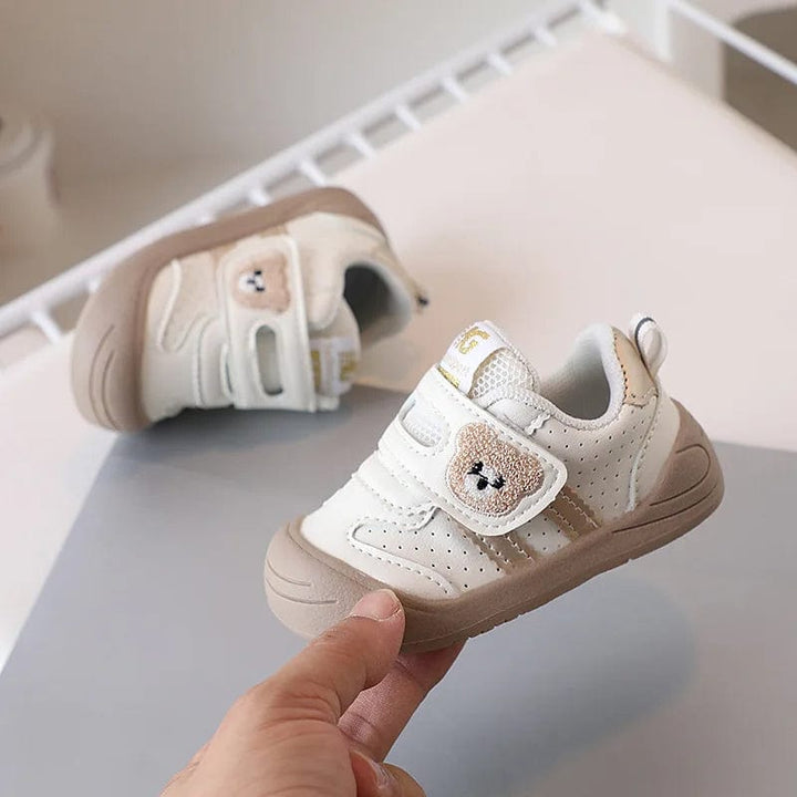 Chaussures bébé souples et ergonomiques, pointures 16-25. Design tendance, confort optimal.