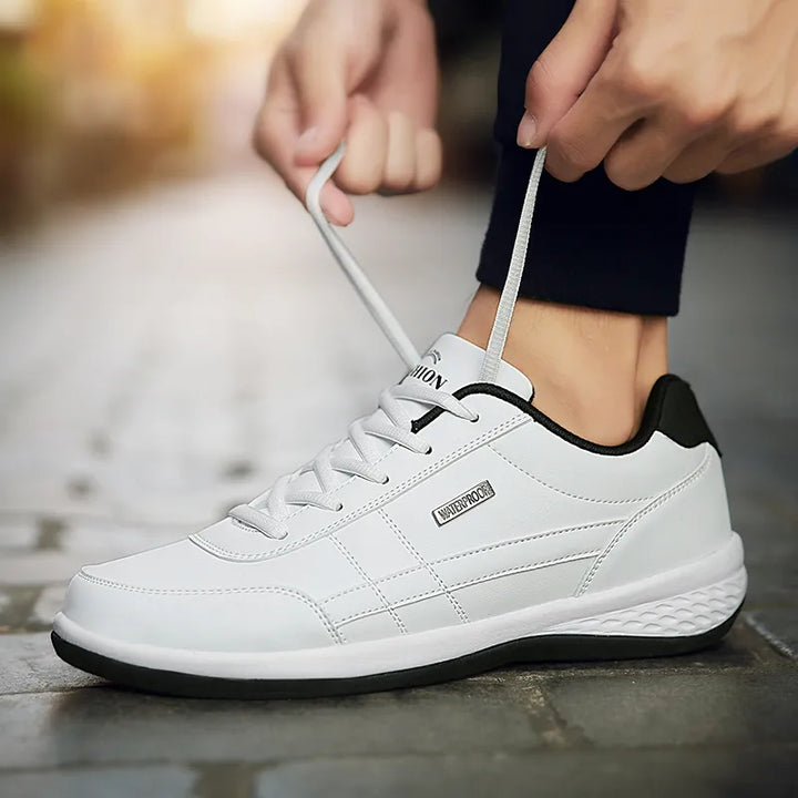 Chaussures classiques homme en cuir PU portées, élégance et confort pour le style intemporel de la mode masculine.