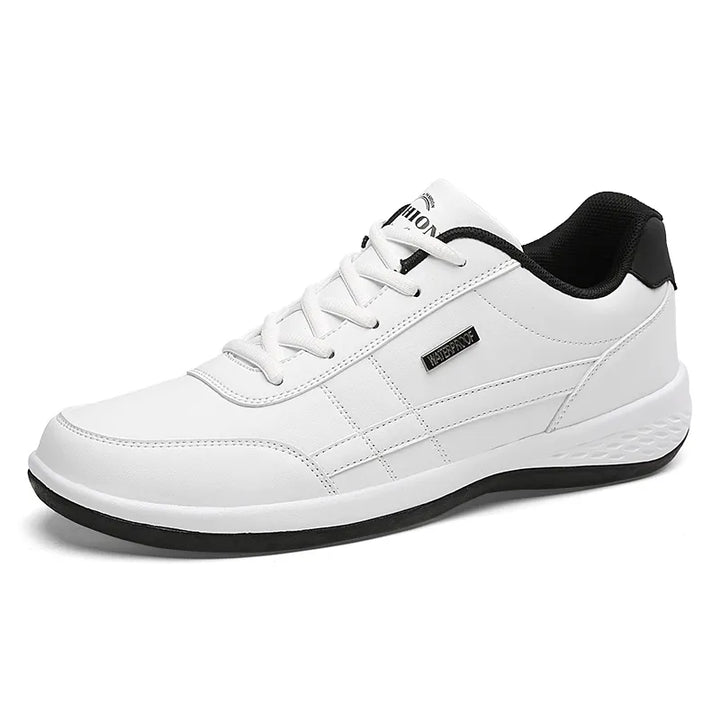Vue de dessus des chaussures classiques homme en cuir PU, élégance intemporelle et confort maximal.