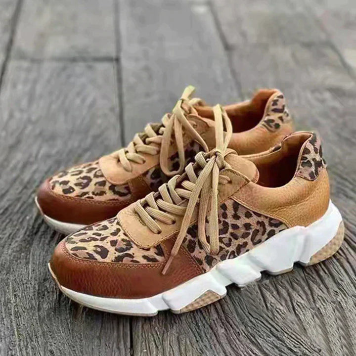 Paire de chaussures léopard pour femmes, casual et élégantes, parfaites pour toutes saisons. Look urbain.