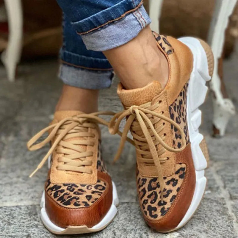 Chaussures femme léopard avec un design moderne et une semelle flexible pour un confort durable, mode printemps-été.