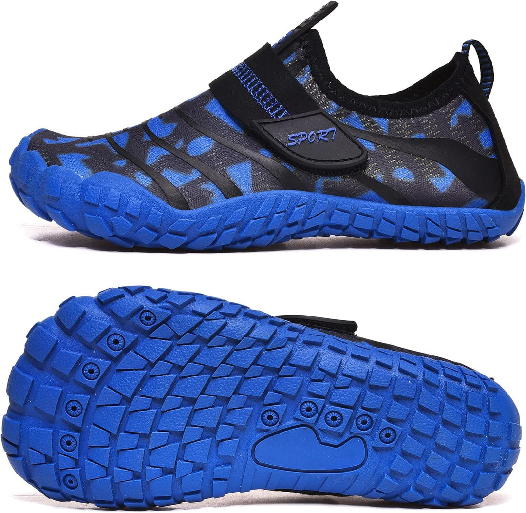 Gros plan : chaussures d'eau enfants, tissu respirant, semelle flexible, confort pieds nus.