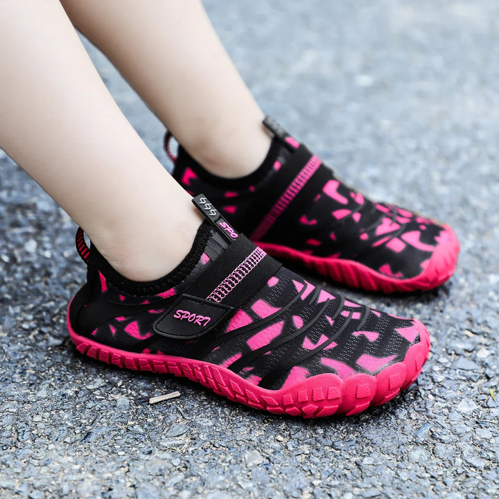 Chaussures de plage et piscine pour enfants, légères et confort pieds nus, idéales été.