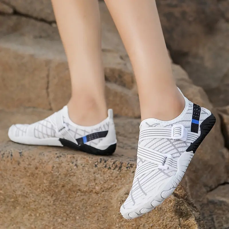 Chaussures de piscine antidérapantes pour hommes et femmes, facilitant la marche et les activités aquatiques en toute sécurité.