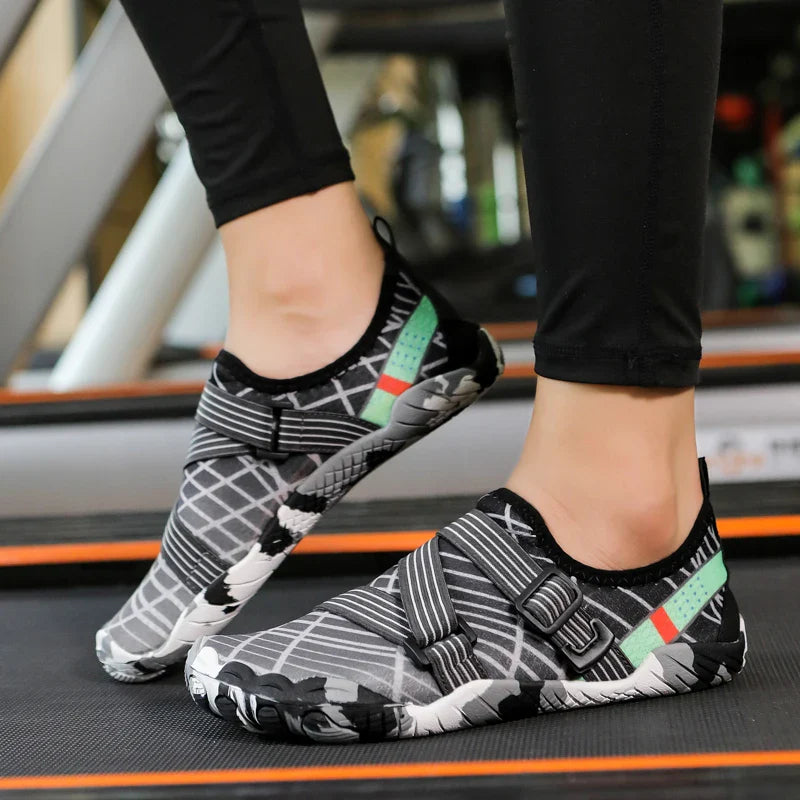 Chaussures aquatiques respirantes pour hommes et femmes, parfaites pour la natation, le surf et sports nautiques.