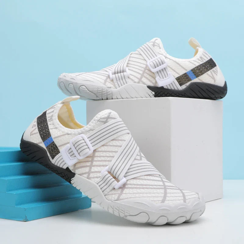 Design ultra léger "pieds nus", séchage rapide pour un confort optimal en mer, rivière ou lac cet été.