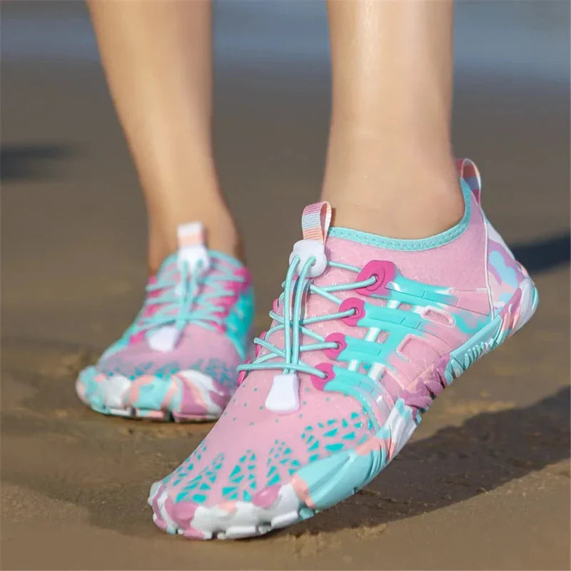 Chaussures de sport aquatique souples, offrant adhérence et protection pour vos pieds dans l'eau.