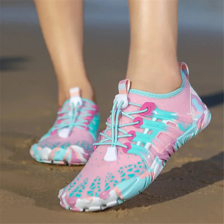 Chaussures de sport aquatique souples, offrant adhérence et protection pour vos pieds dans l'eau.