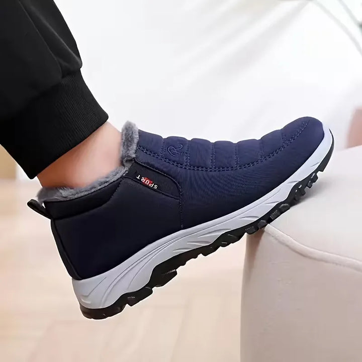 Paire de chaussures chaudes à enfiler, idéales pour l'hiver, offrant un confort absolu et un maintien douillet.