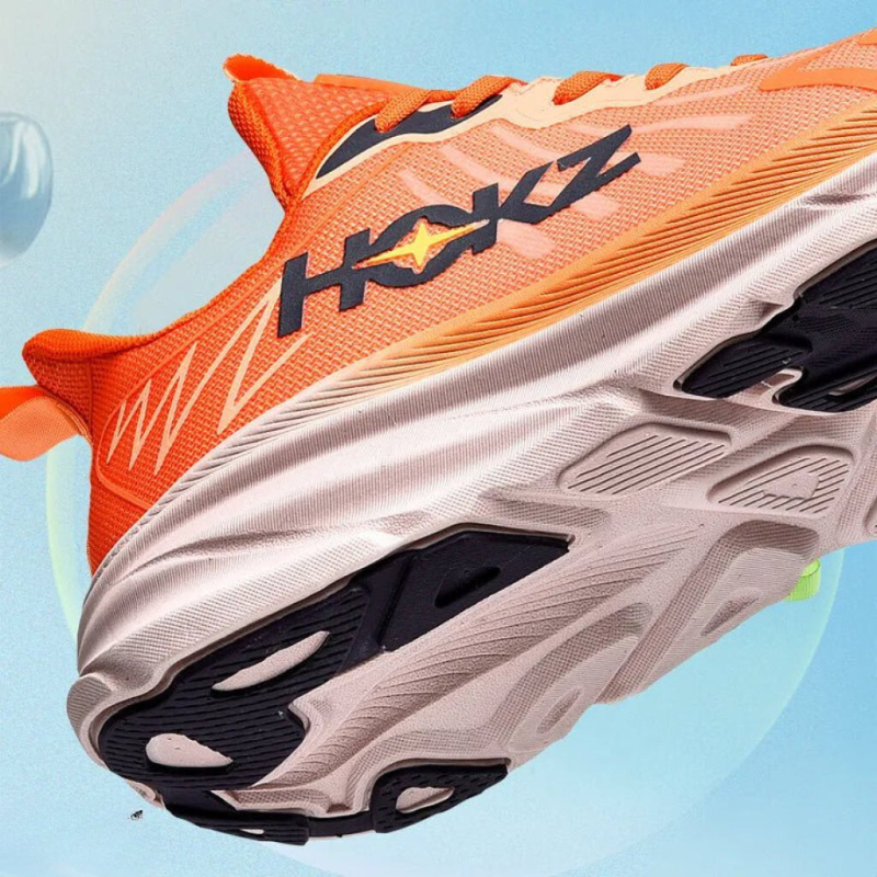 Gros plan sur le détail de la semelle amortissante des chaussures de course légères pour femme.