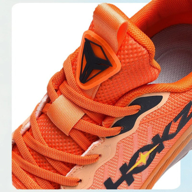 Vue de dessus des chaussures de course légères pour femme, montrant le laçage et la tige respirante.