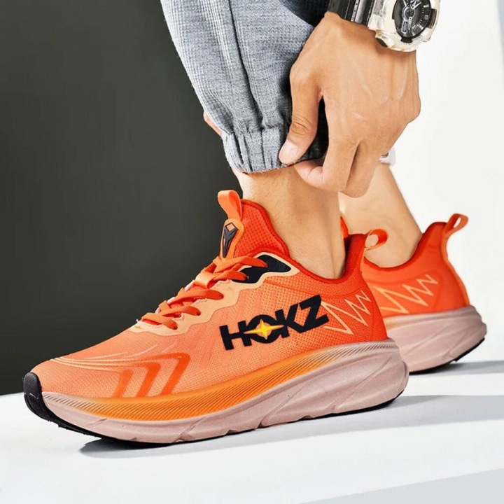 Une femme portant des chaussures de course légères Hokz Carbon en action sur une piste.