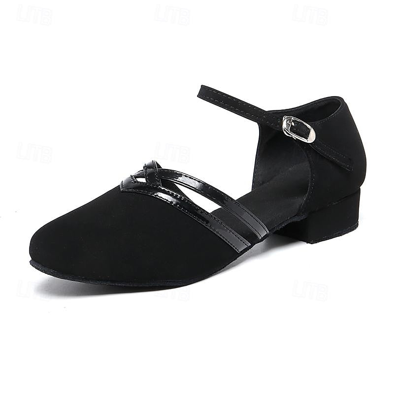 "Chaussures de danse femme en daim noir avec bride réglable, semelle flexible et talon bas pour confort optimal."