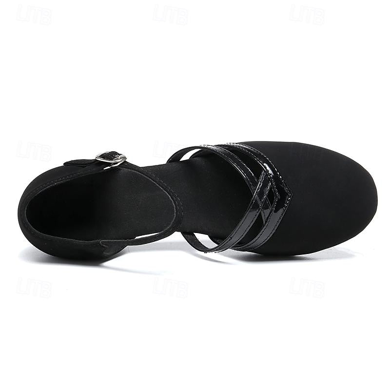 "Chaussures de danse femme en daim noir avec bride réglable, semelle flexible et talon bas pour confort optimal."