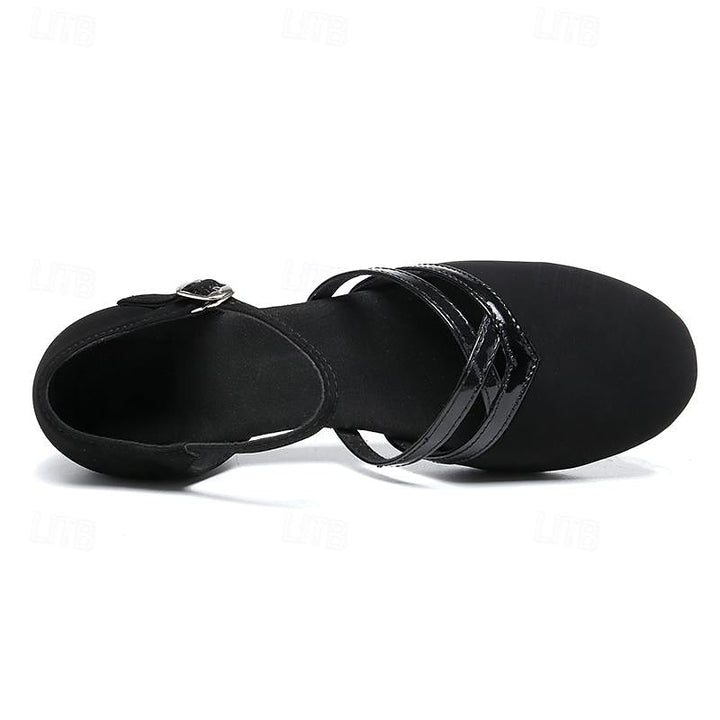 "Chaussures de danse femme en daim noir avec bride réglable, semelle flexible et talon bas pour confort optimal."
