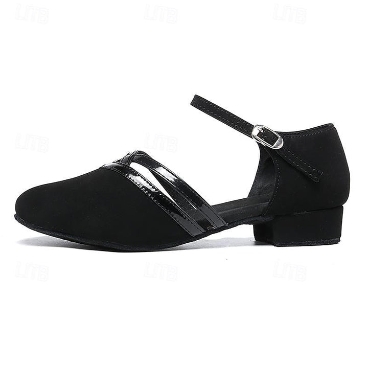 "Chaussures de danse femme en daim noir avec bride réglable, semelle flexible et talon bas pour confort optimal."