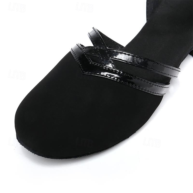 "Chaussures de danse femme en daim noir avec bride réglable, semelle flexible et talon bas pour confort optimal."