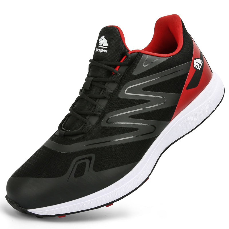 "Chaussures de golf homme légères et adhérentes, vue de côté, avec semelle crantée pour traction optimale sur gazon."