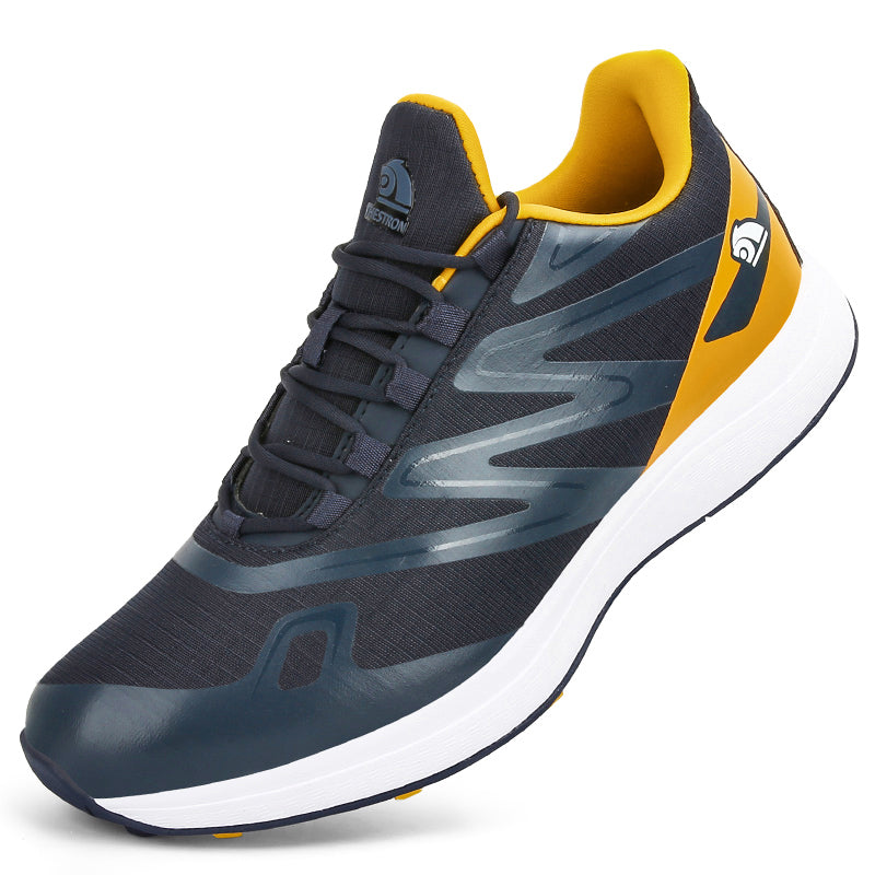 "Chaussures de golf homme légères et adhérentes, vue de côté, avec semelle crantée pour traction optimale sur gazon."