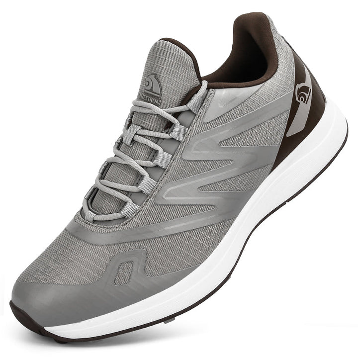 "Chaussures de golf homme légères et adhérentes, vue de côté, avec semelle crantée pour traction optimale sur gazon."