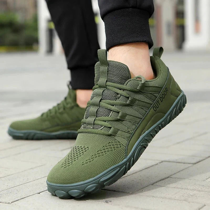 "Chaussures de marche confortables larges pour hommes avec semelle antidérapante et tige respirante, design épuré."