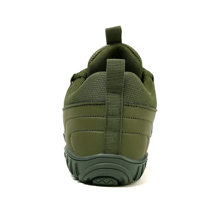"Chaussures de marche confortables larges pour hommes avec semelle antidérapante et tige respirante, design épuré."
