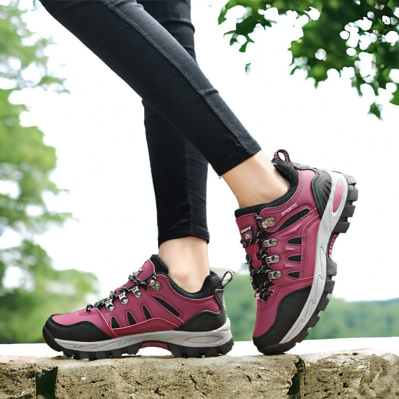 "Chaussures de marche femme légères et respirantes, textile synthétique, semelle crantée, couleur noire et rose."