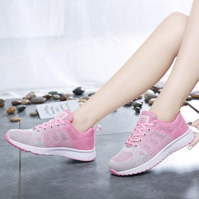 Mode femme: baskets de marche légères, alliant confort et style pour le quotidien.