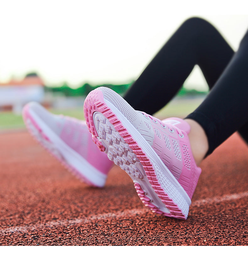 Baskets de marche femme avec semelle antidérapante, idéales pour le sport et les activités extérieures.