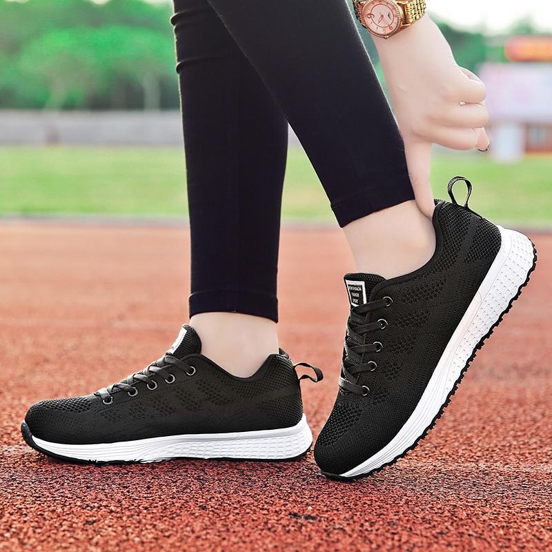 Baskets de sport femme légères, offrant un excellent soutien et une grande respirabilité.