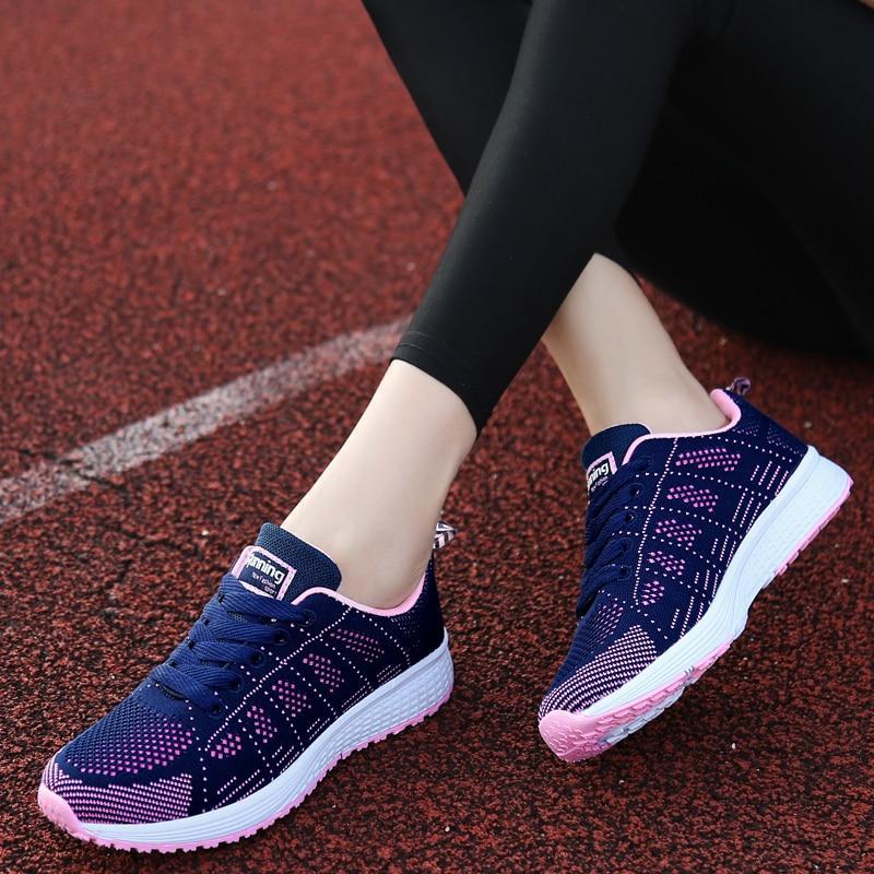 Baskets de marche femme respirantes, offrant un confort inégalé et un design moderne.