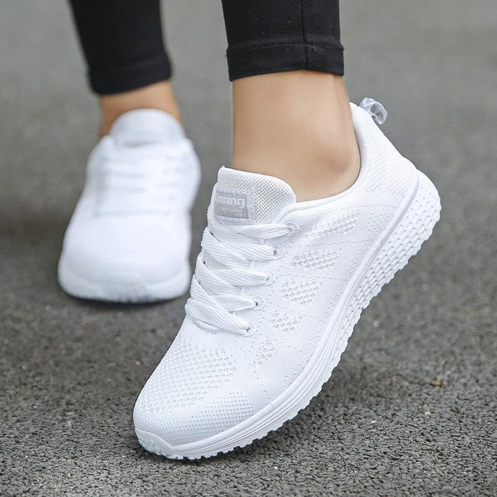 Mode femme: chaussures de marche confortables avec soutien, idéales pour un look sportif-chic.