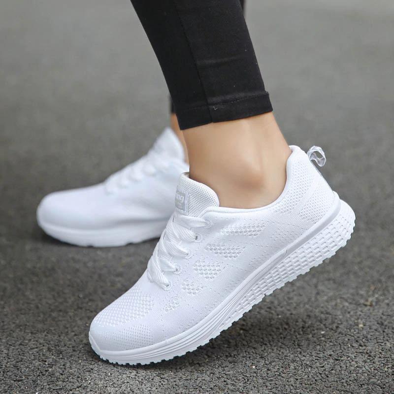 Baskets de sport femme légères et souples, conçues pour la performance et le confort durable.